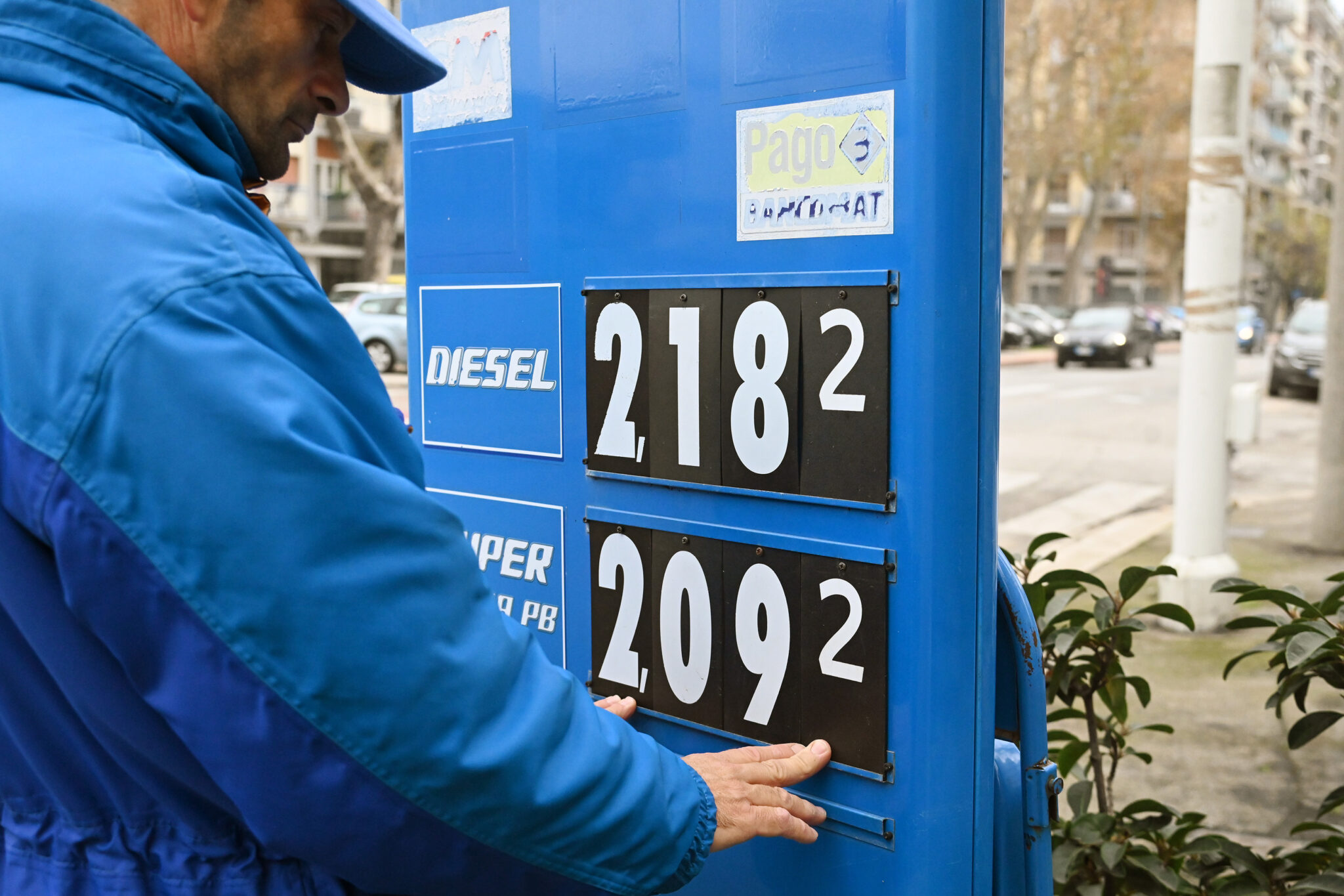 caro-benzina,-il-futile-obbligo-di-esporre-il-“prezzo-medio”-imposto-dal-governo