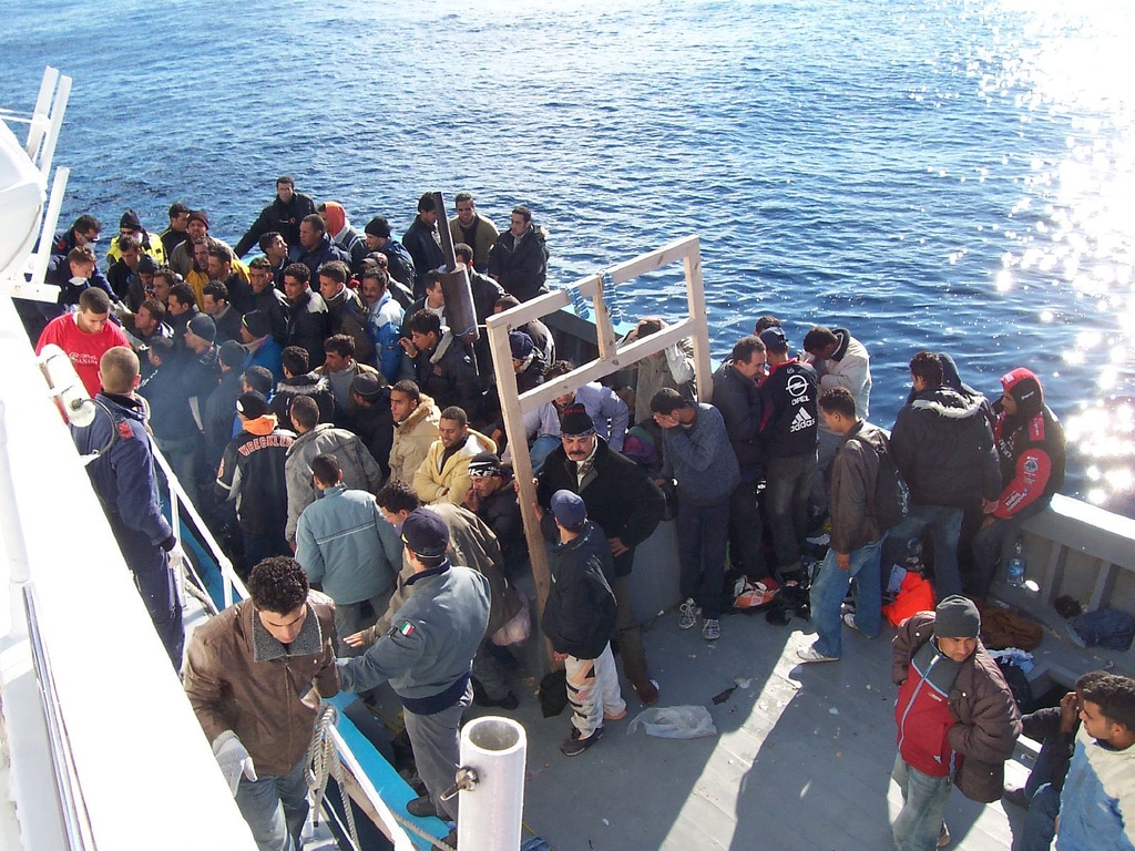 la-ocean-viking-e-arrivata-a-marina-di-carrara,-sbarcati-i-95-migranti-salvati-nel-mar-di-sicilia-–-toscana-news