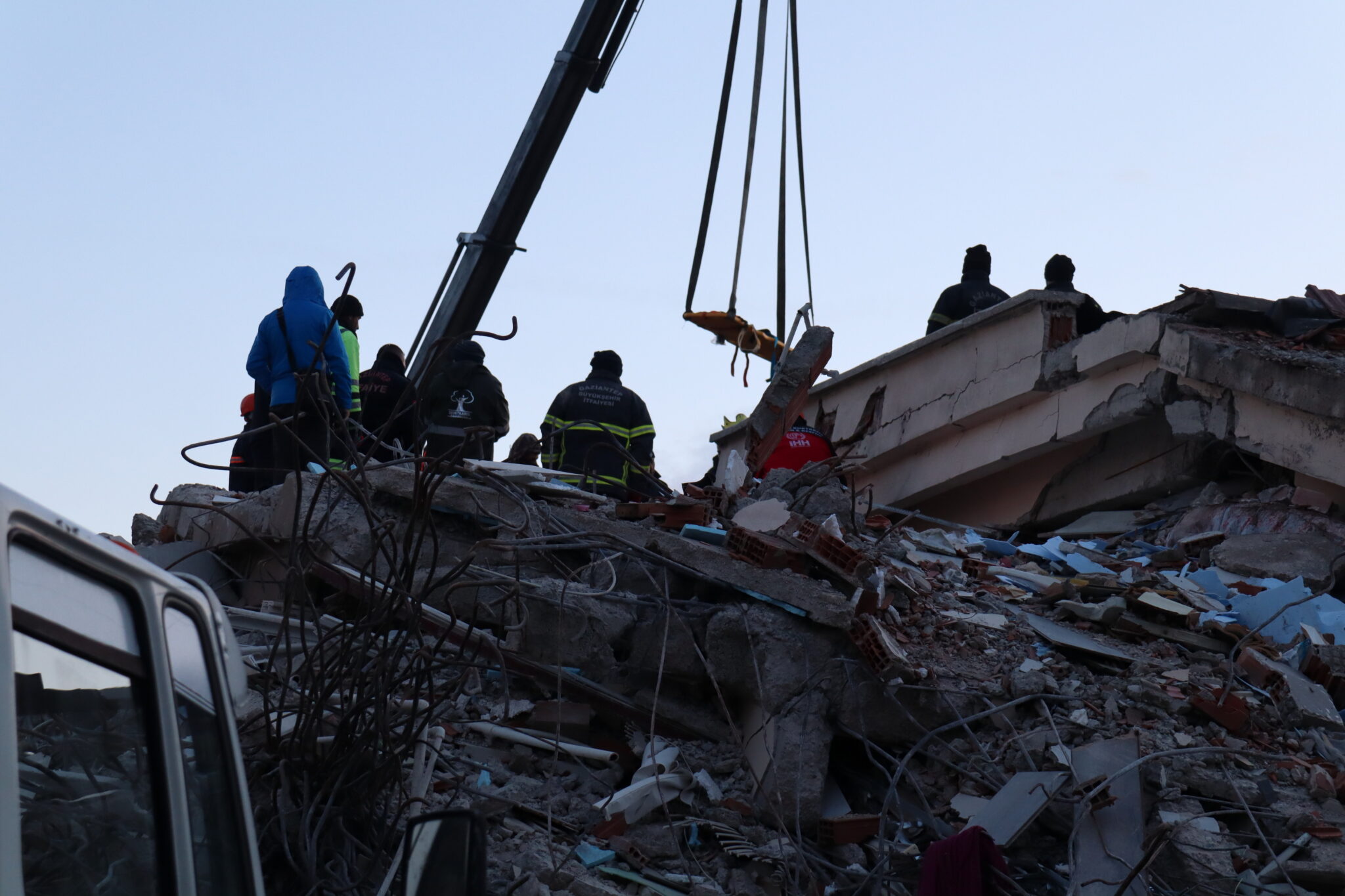 terremoto,-“in-turchia-demoliti-palazzi-con-persone-dentro”:-la-denuncia-choc-di-un-team-spagnolo