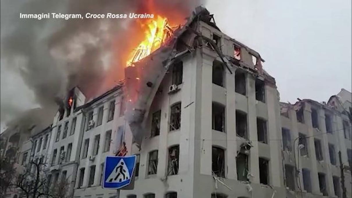 ucraina,-bombardamenti-a-kharkiv:-crolla-il-tetto-dell'edificio-affari-interni