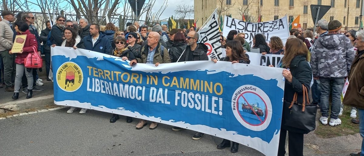 piombino,-il-corteo-“no-rigassificatore”-sfila-per-le-strade-della-citta:-la-nostra-diretta