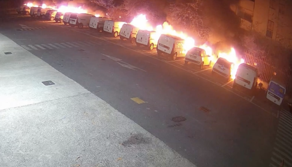 incendi,-automobili-e-vetrine-distrutte:-gli-anarchici-e-un'escalation-preoccupante